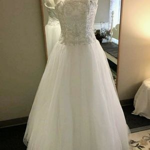 Wedding Gown, White, Size 4, 2 Be Bride